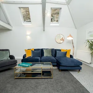 Pass The Keys Stunning 2 Bed With On Premises Parking Holiday home