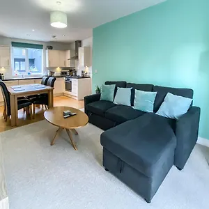 Beautiful, Contemporary 3 Bedroom Apartment