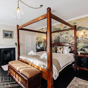 Townhouse With Garden & Free Parking Holiday home